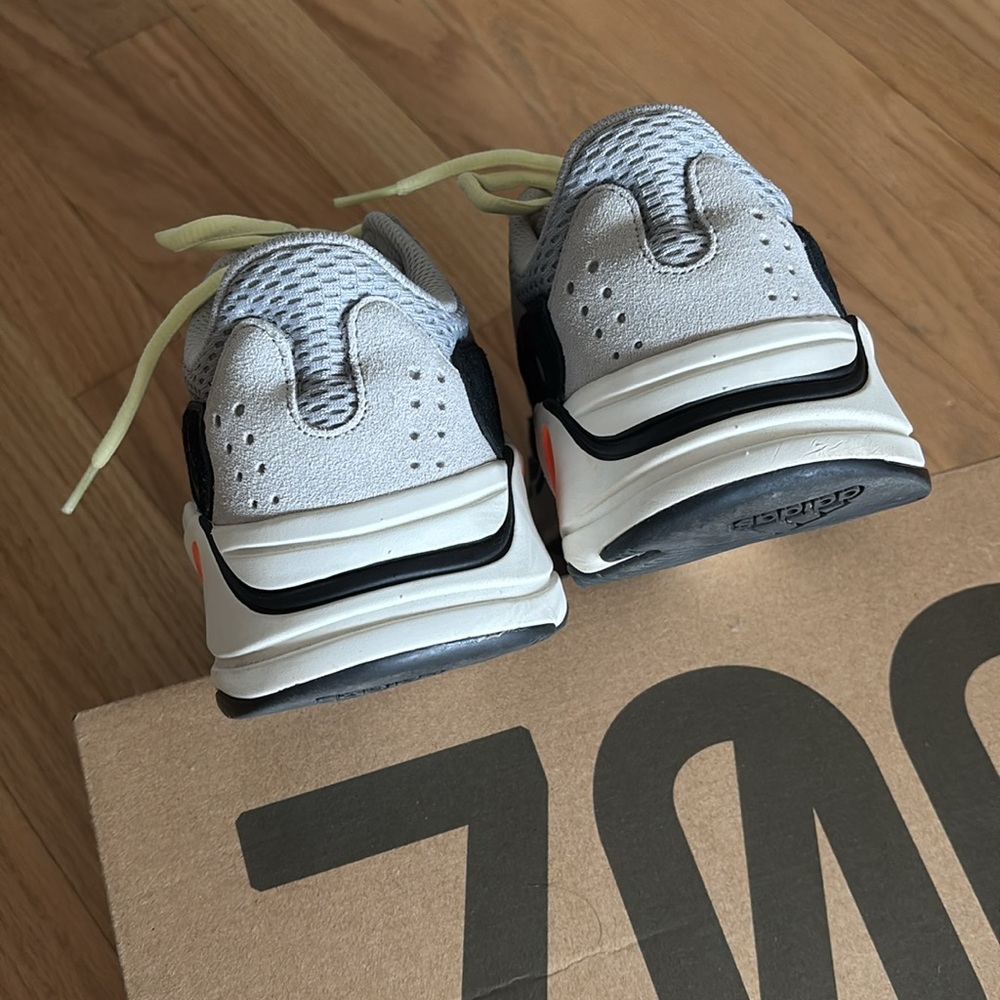 Yeezy 700 Boost Wave Runner B75571 YZY Kanye Sneaker Solid Grey/Chalk White/Core - Picture 7 of 11